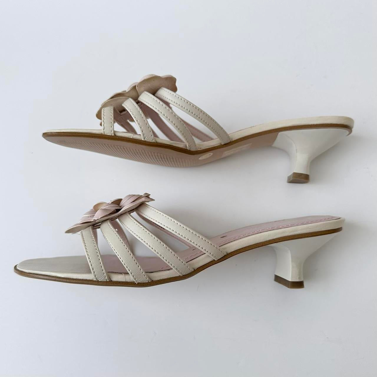 Vintage 00s flower kitten heels