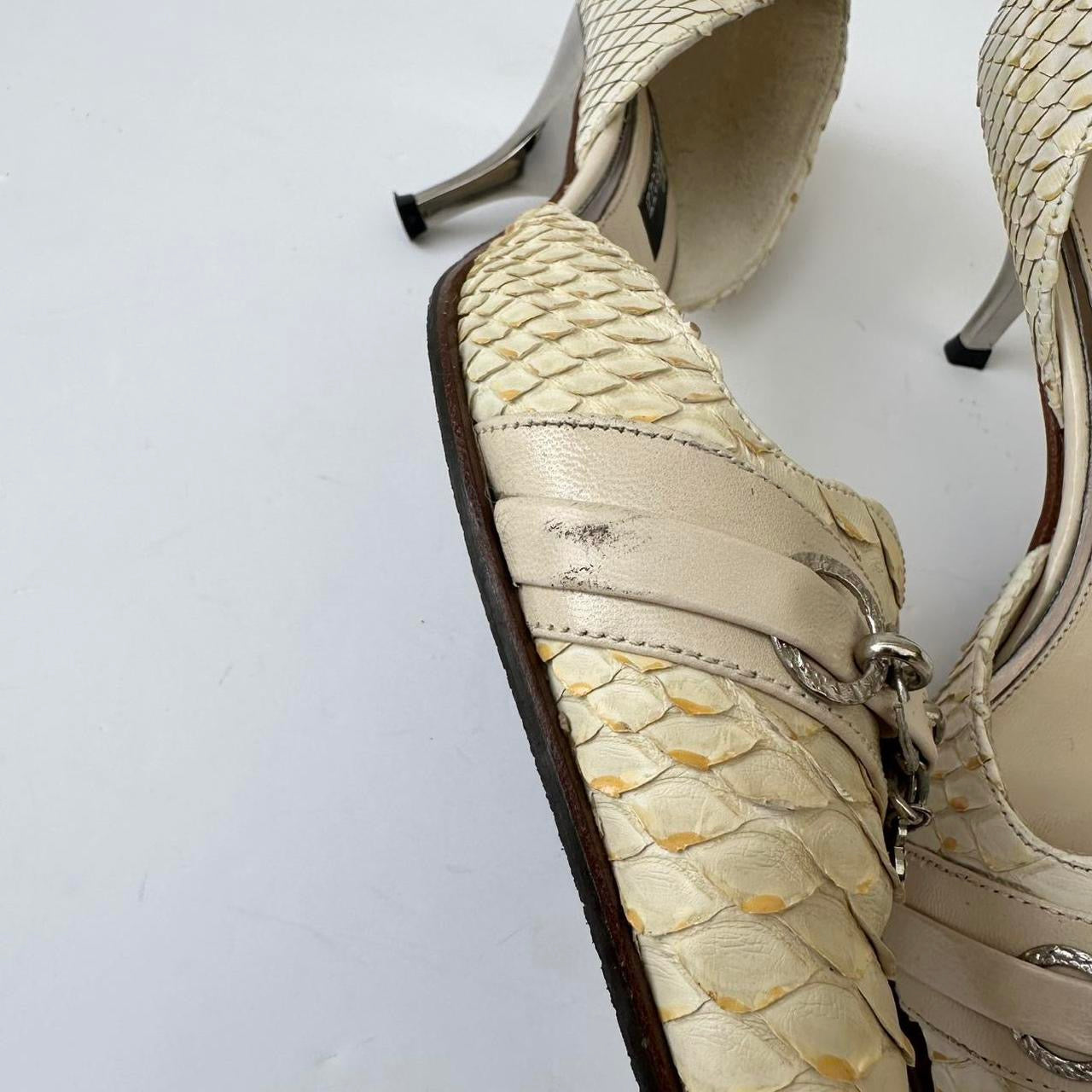 Vintage 00s pointed kitten heels