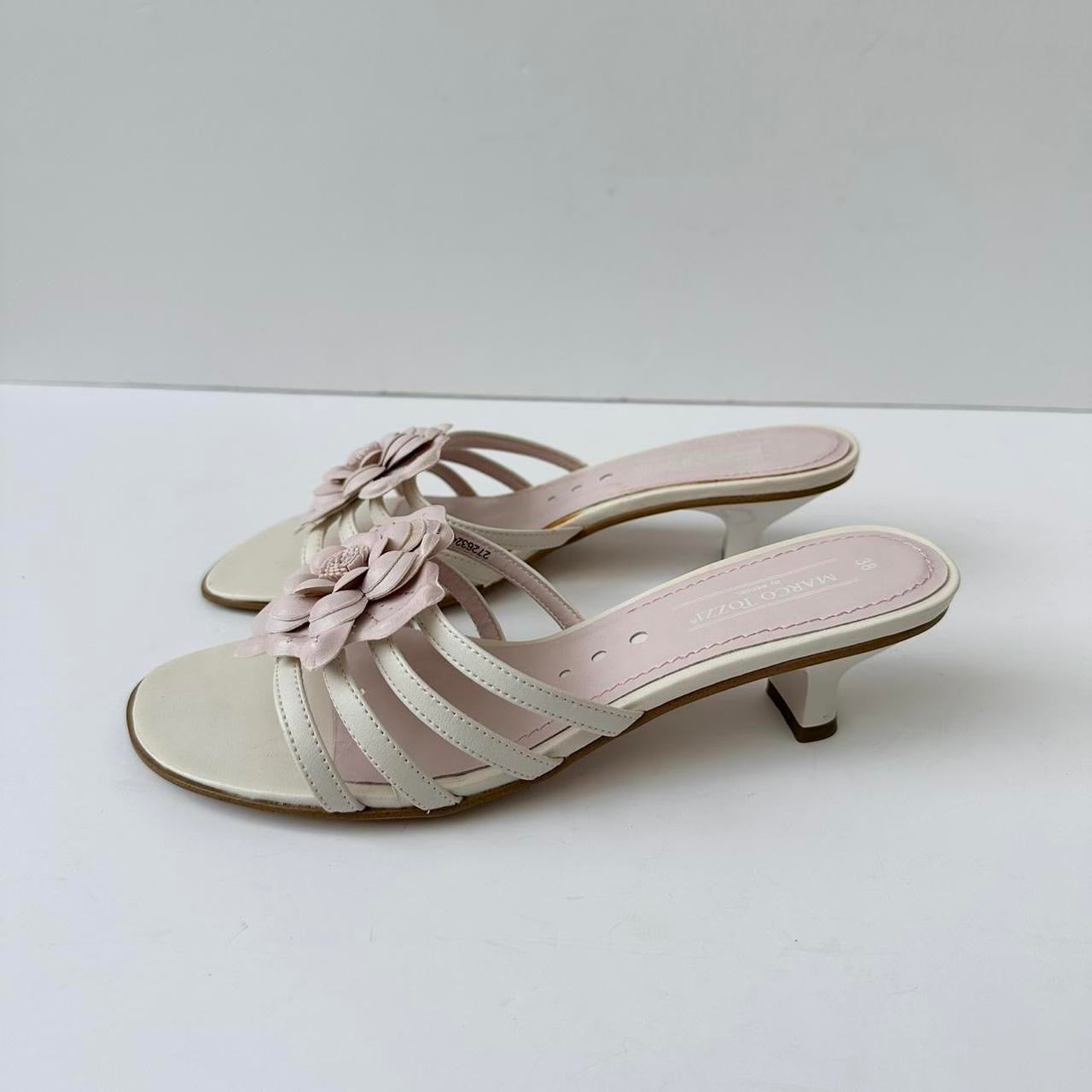 Vintage 00s flower kitten heels
