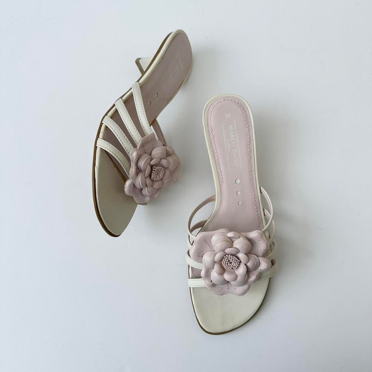 Vintage 00s flower kitten heels