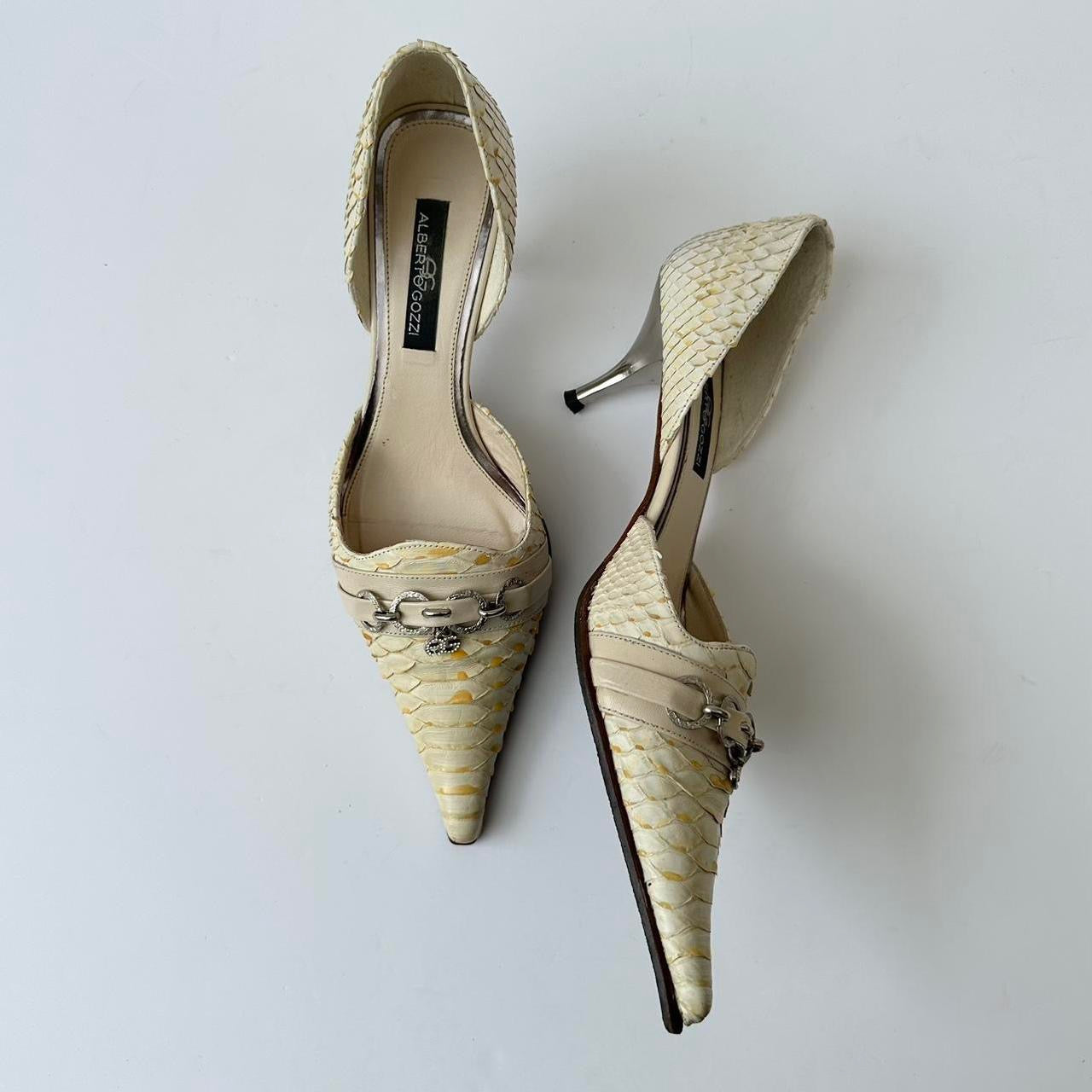 Vintage 00s pointed kitten heels