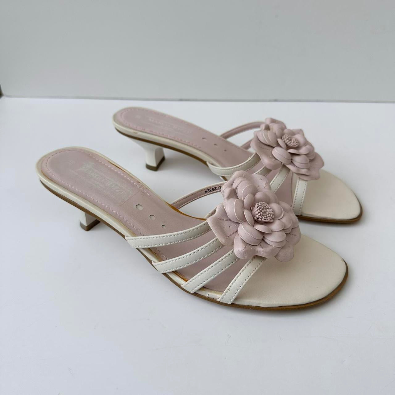 Vintage 00s flower kitten heels