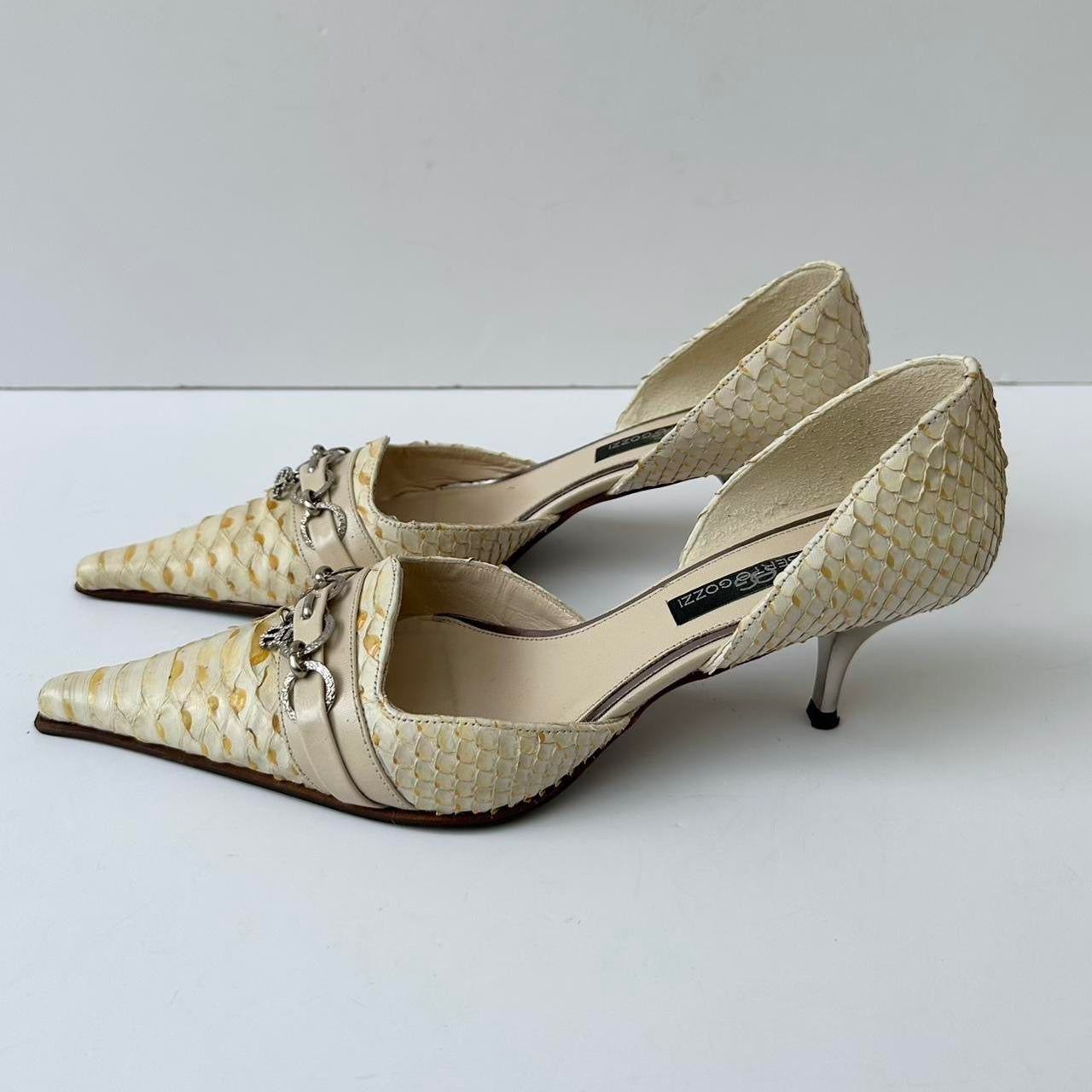Vintage 00s pointed kitten heels