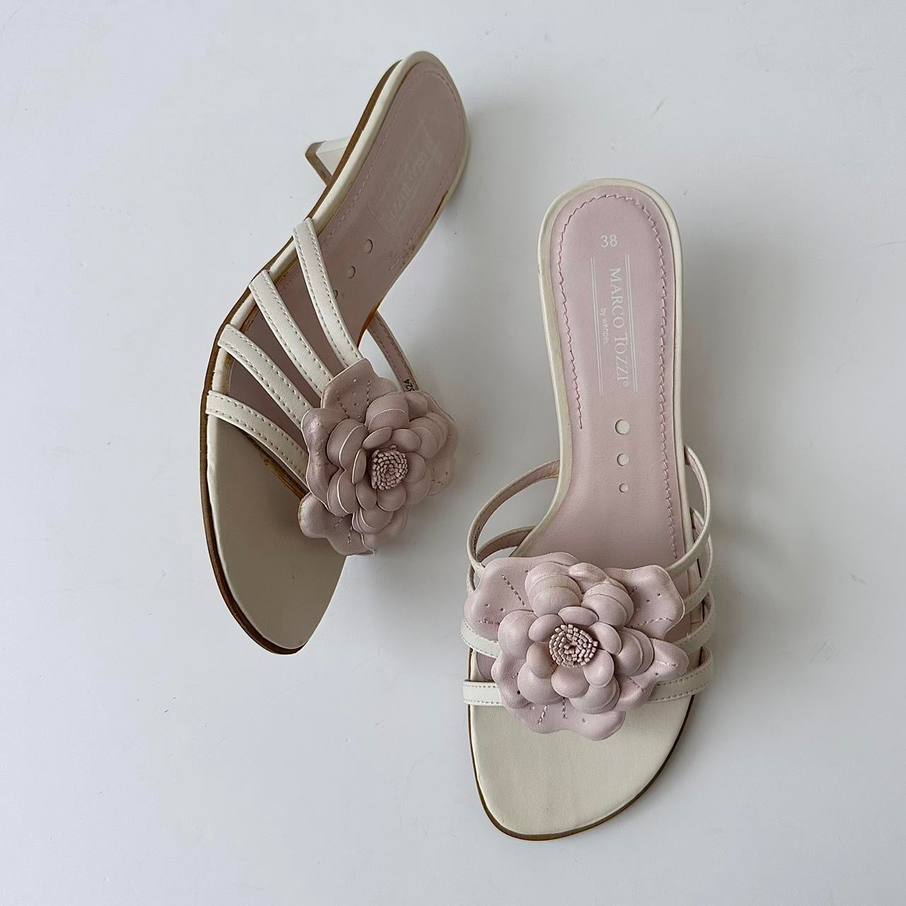 Vintage 00s flower kitten heels