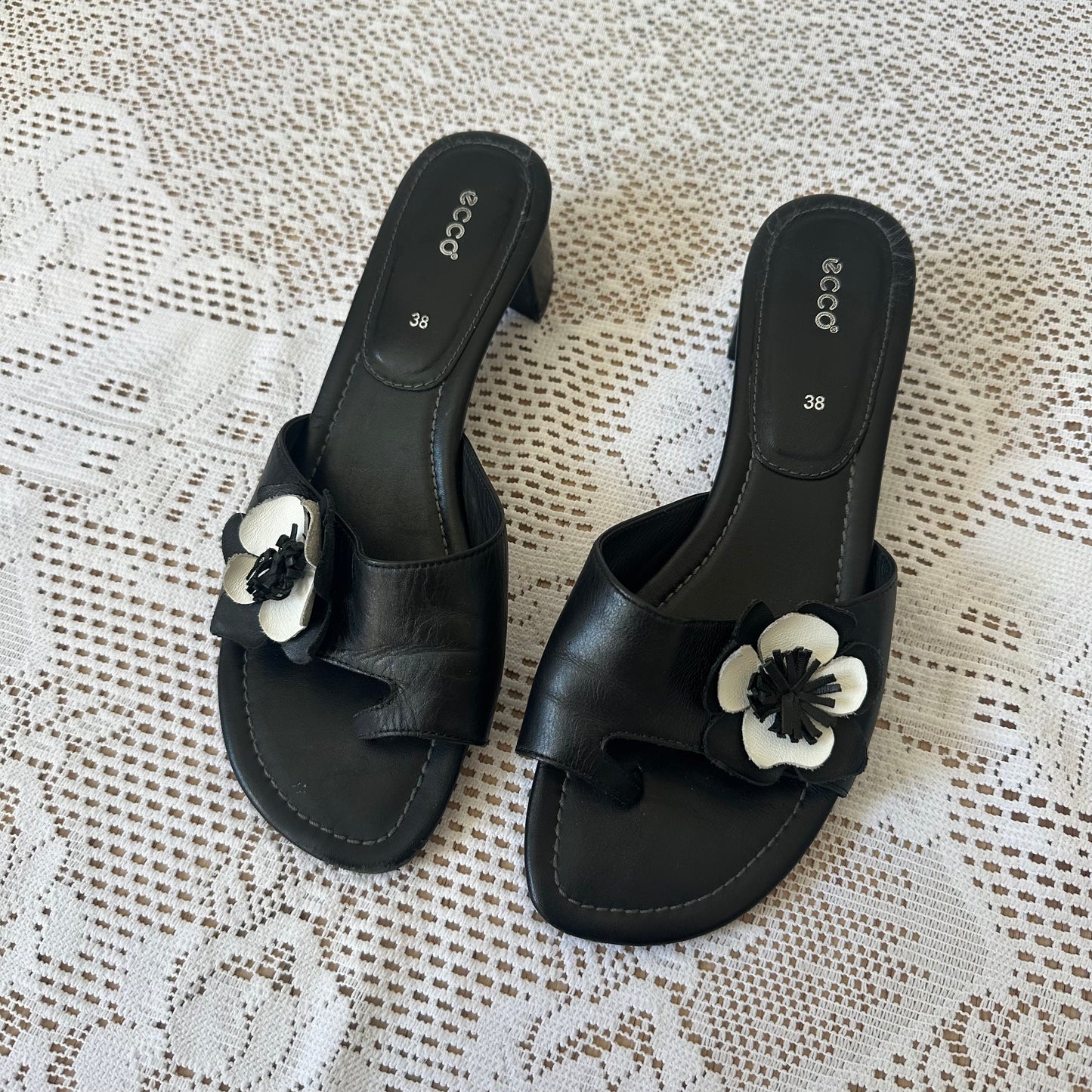 Vintage floral black & white kitten heels
