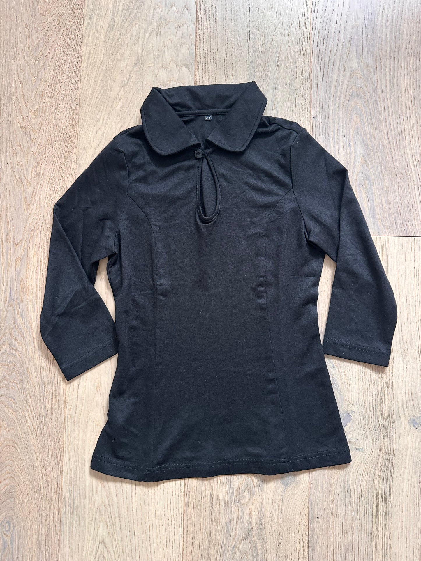 SALE black 3/4 sleeve top keyhole