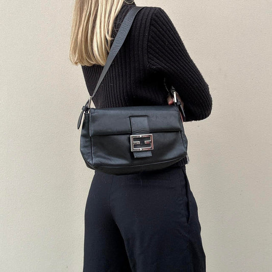 Vintage 00s black leather shoulder bag