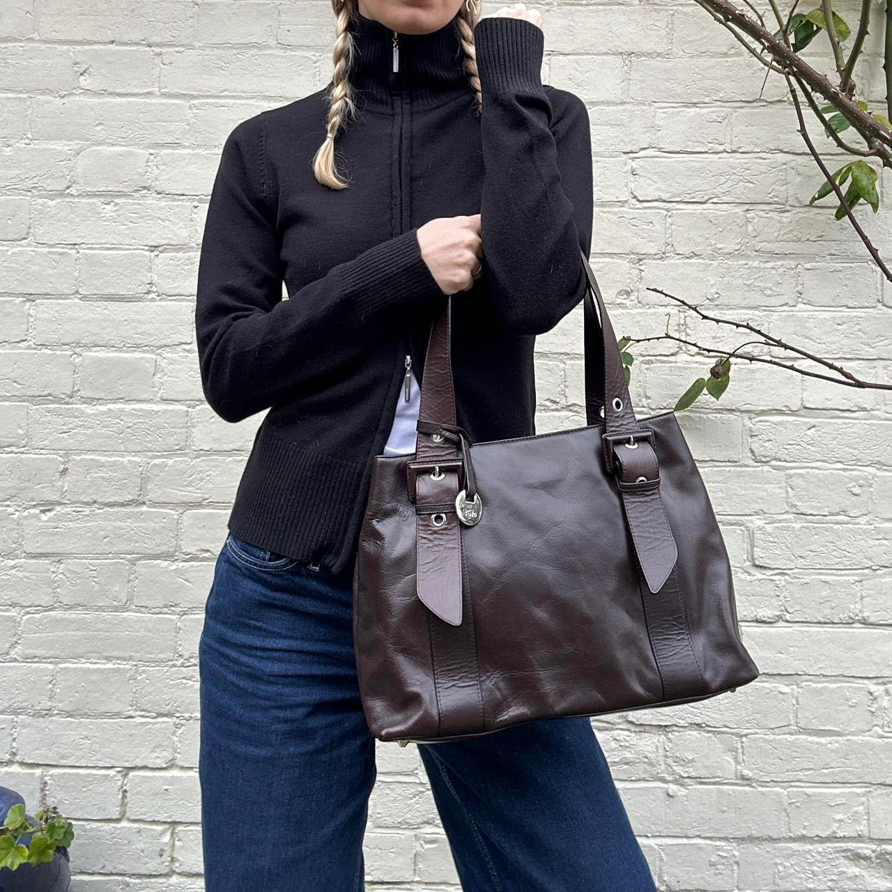 Vintage 00s brown leather handbag