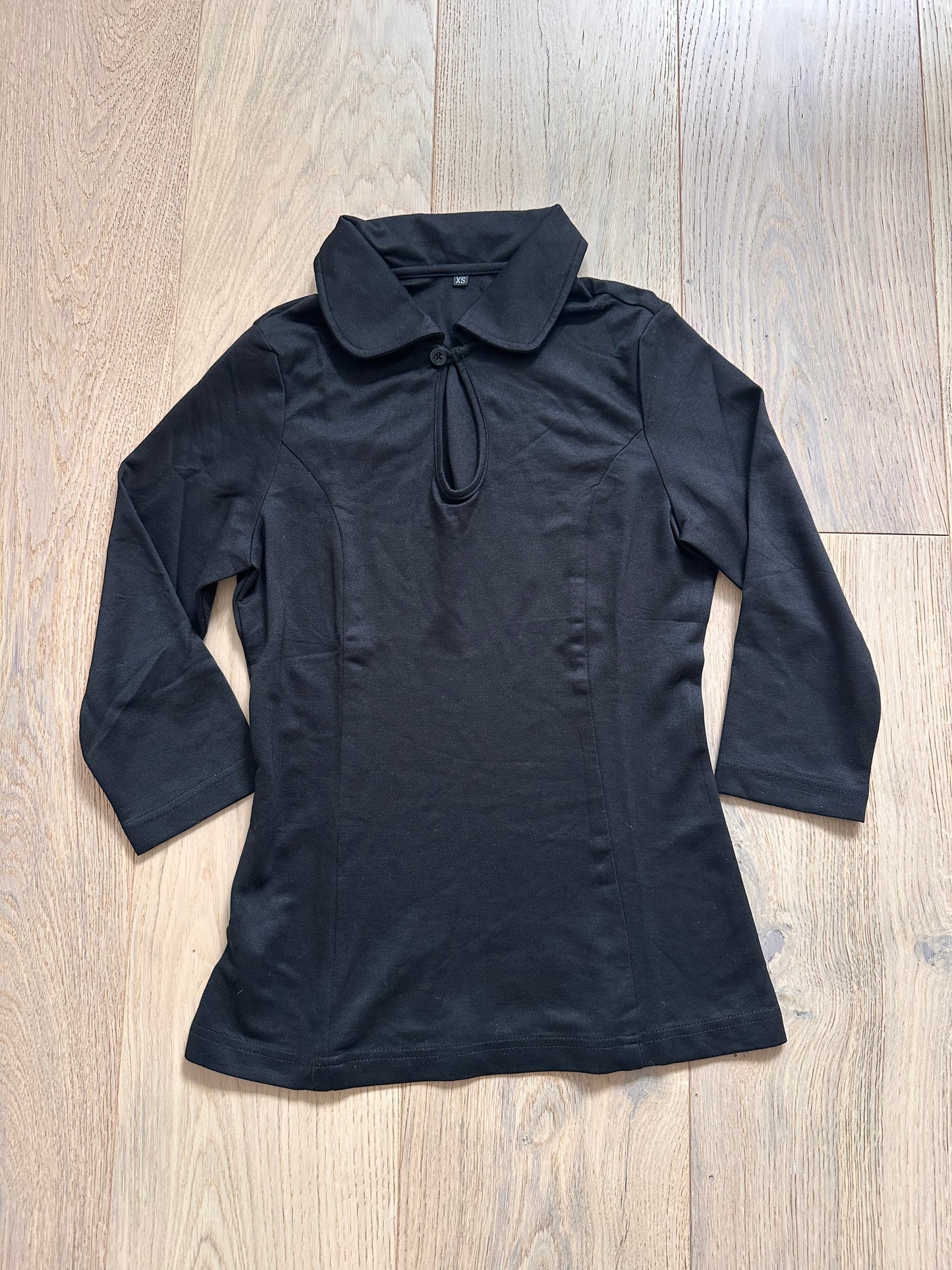 SALE black 3/4 sleeve top keyhole