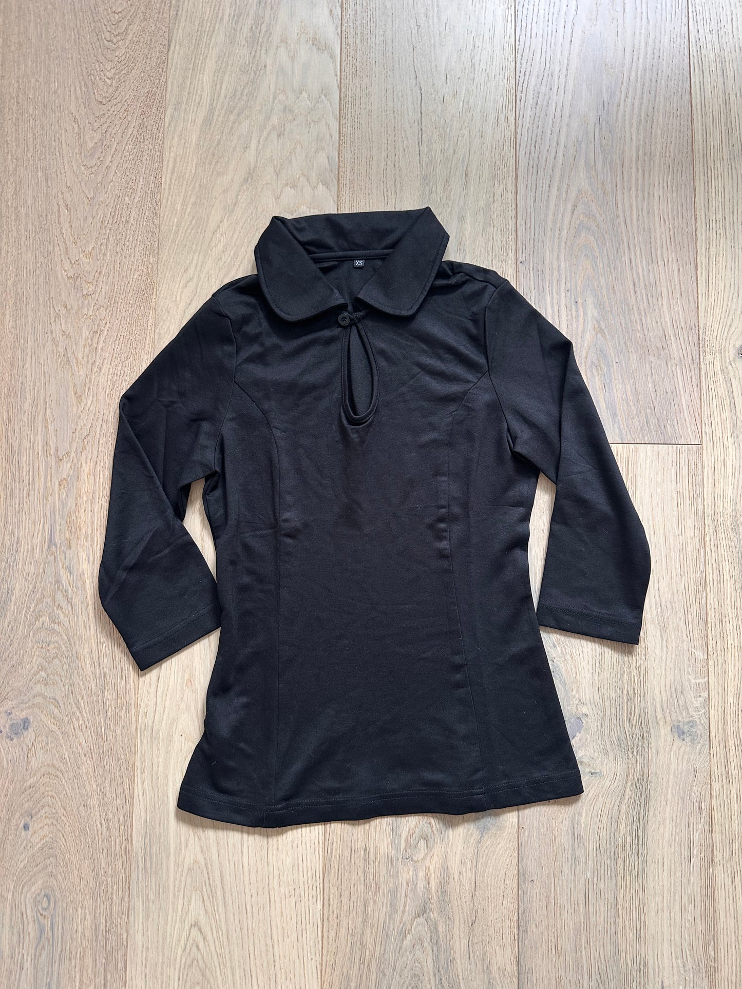 SALE black 3/4 sleeve top keyhole