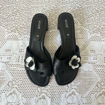 Vintage floral black & white kitten heels