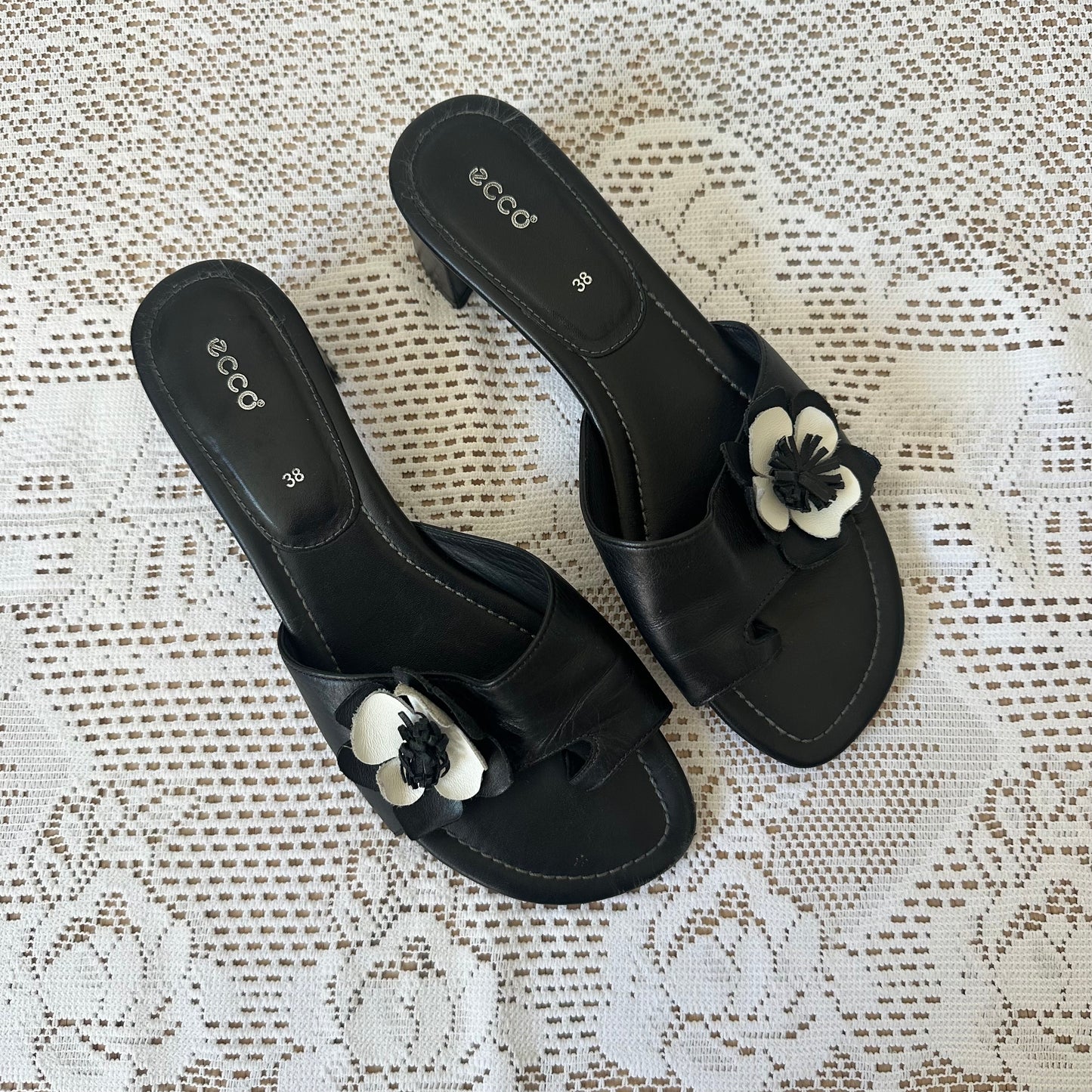 Vintage floral black & white kitten heels