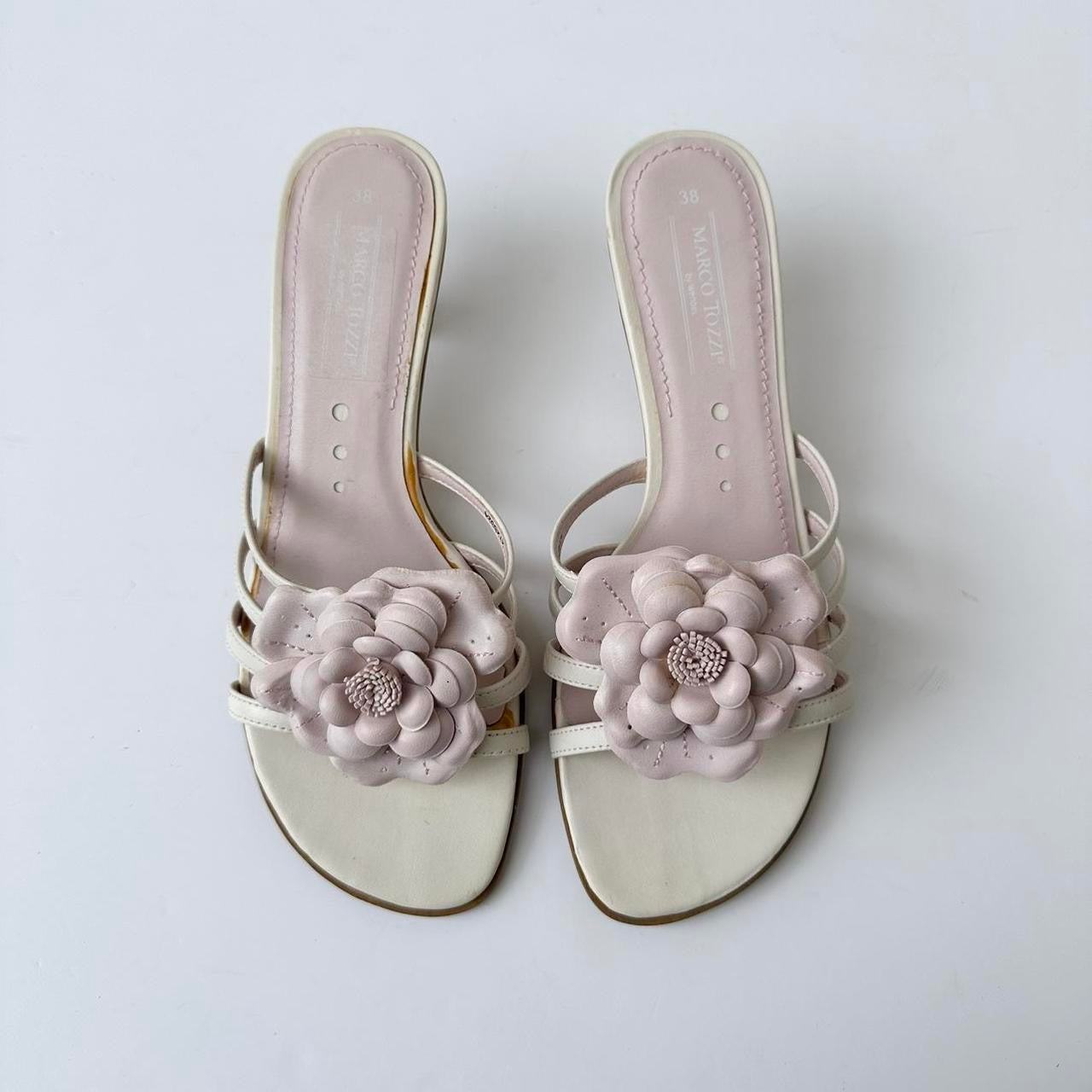 Vintage 00s flower kitten heels