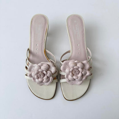 Vintage 00s flower kitten heels